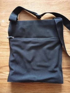 Schwarze Umhängetasche verstellbarer Riemen Reißverschluss Urban Oxide UO2 Pebbled Struktur - Bild 1 von 23