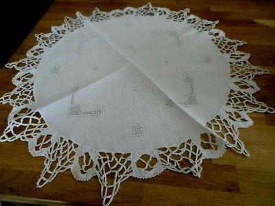 Napperon rond en lin avec broderies et dentelle ( diametre 62 cms ) - Photo 1/4