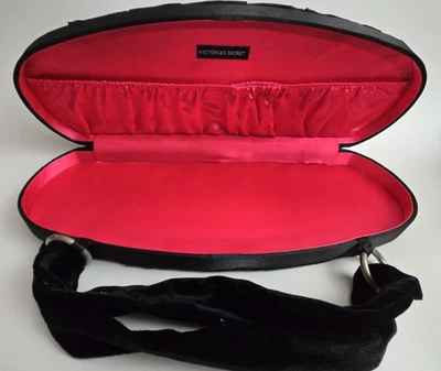 Victoria's Secret 黑色天鹅绒铰边硬质保护壳粉色缎面衬里口袋 13 英寸 x 5 英寸 — 第 1/4 张图片