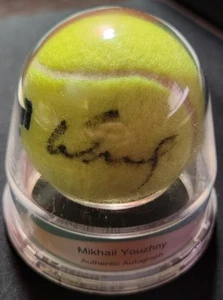 PALLA DA TENNIS PENN MIKHAIL YOUZHNY AUTOGRAFATA E INCASSATA NUOVA CON CERTIFICATO DI AUTENTICITÀ - Foto 1 di 1