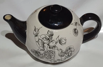 Tetera: Certificada Internacional por Jennifer Brinley, Floral Negro/Blanco  Foto 1 de 4