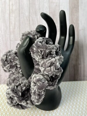 Crochet Scrunchie Gris Hecho a Mano Cola de Caballo Terciopelo Corbata Elástica Mujer Banda para el Cabello Foto 1 de 4
