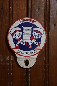 Letrero de metal pintado estampado WIRTHMORE POULTRY FEEDS DÉCADA DE 1950 POLLO VACA - Imagen 1 de 16