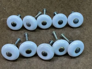 Antico POMELLO TIRANTE PER CASSETTI IN PORCELLANA BIANCA con viti 1,25” SET DI 10 - Foto 1 di 7