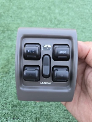 01-05 Interruptor de control de ventana principal Chrysler PT Cruiser color marrón 0UK931L8AA Foto 1 de 4