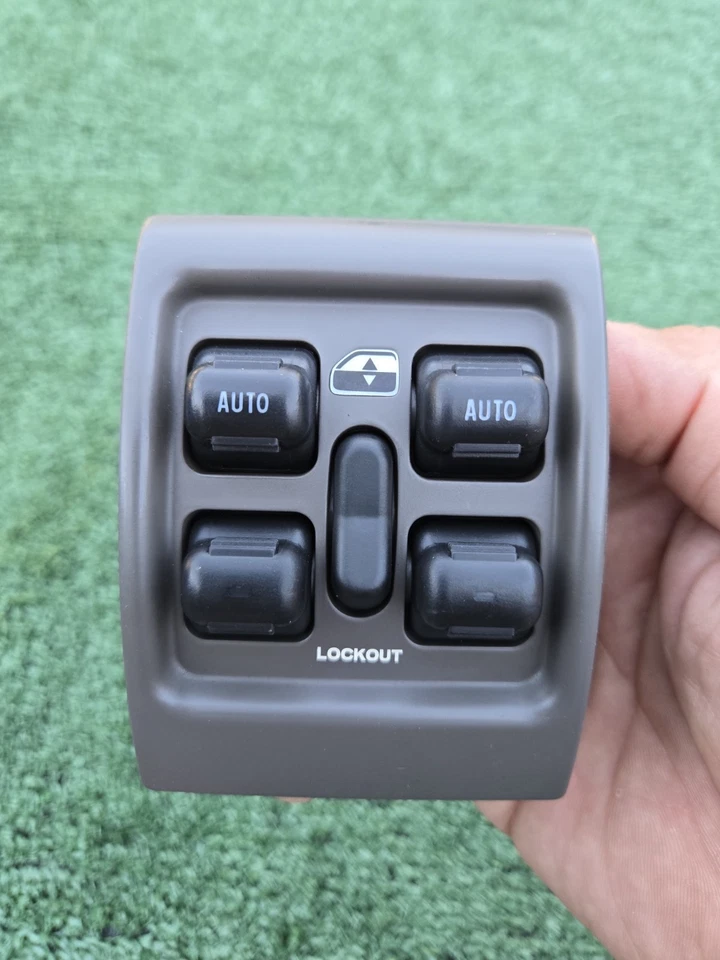 01-05 Interruptor de control de ventana principal Chrysler PT Cruiser color marrón 0UK931L8AA Foto 1 de 4