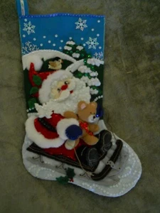 Medias de Navidad con apliques de fieltro hechos a mano Bucilla "Santa's Sled" ~ Completadas - Imagen 1 de 5