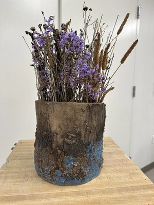 Recipiente de cerámica para follaje seco. Hecho a mano. Grueso. Esmaltado. Texturizado con arcilla. Foto 1 de 4