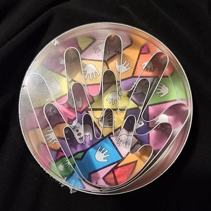 Juego de 3 cortadores de galletas de metal de tamaño graduado con forma de mano para hornear sin abrir - Imagen 1 de 4