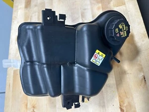 Tanque y tapa de depósito de recuperación de desbordamiento de refrigerante del motor Ford 16 psi - Imagen 1 de 3