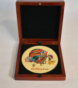 Juego de 5 prendedores Walt Disney World 2000 Cast Holiday Celebration WDW caja de madera - Imagen 1 de 4