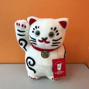 Peluche Aeropuerto Internacional de Kansai Maneki Neko Cat Hecho en JPN 29 cm Dije de la Suerte - Imagen 1 de 8