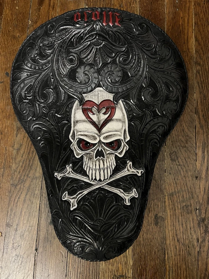 Picadora 100 % mecanizada y cosida a mano, asiento bobber calavera filigrana negra huesos cruzados Foto 1 de 4