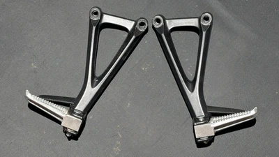 GENUINE YAMAHA MT125 2020 -25 REAR PILLION FOOTRESTS HANGERS PEGS - Image 1 of 4