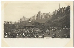 "Postal vintage ""Princes Street Edinburgh, (Día de la banda)"" - Imagen 1 de 2