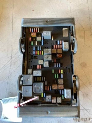 2010-2013 Chevrolet Chevy Silverado 1500 4.8L 5.3L 6.2L Engine Fuse Box OEM — 第 1/3 张图片