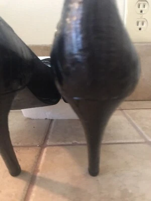 B Makowsky 8.5 Negro Gamuza e Imitación Cuero de Reptil Plataforma Peep Toe Tacones Altos Foto 1 de 4