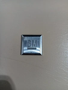 CHEVROLET PONTIAC G5 G6 AVEO COBALT GM SIDE EMBLEM LOGO BADGE 04 05 06 07 08 09 - Picture 1 of 2