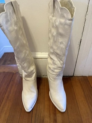 Botas de cuña hasta la rodilla de vaquero blancas apagadas Foto 1 de 4