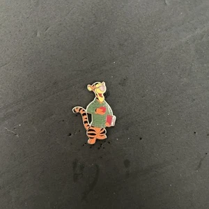 2000 DL Tigger Teacher Winnie the Pooh Gang Goes Back to School Disney Pin 2481 - Picture 1 of 3