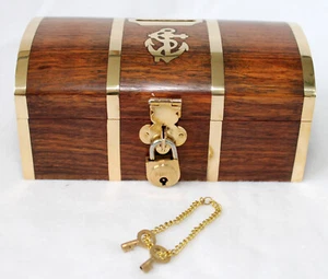 Spardose Holz / Messing 140 x 82 x 63 mm mit Schloss und Anker Inlay - Bild 1 von 4