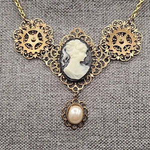 Collar Camafeo Steampunk Tono Dorado Engranajes Articulados Filigrana Imitación Perla 21" - Imagen 1 de 10