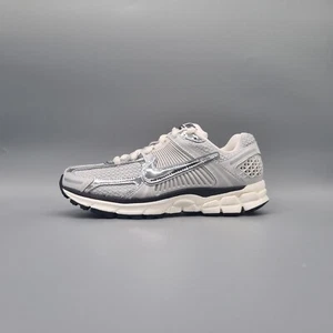 Nike Zoom Vomero 5 Photon Dust Metallic Silver (Womens) - FD0884-025 - NEU/OVP - Bild 1 von 5