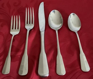Oneida 18/8 stainless Colonial Artistry  5 piece place setting - Picture 1 of 5