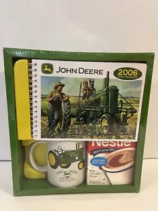John Deere 2006 Geschenkset Schreibtisch Kalender Kaffeetasse Set Neu Versiegelt - Bild 1 von 4