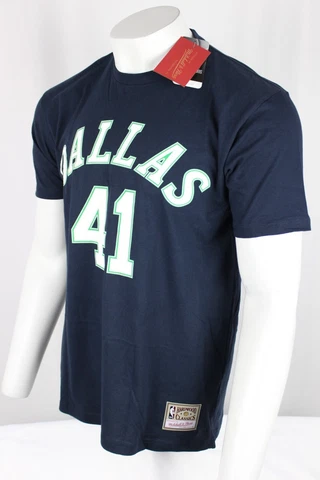 Mitchell & Ness Men's Dirk Nowitzki Dallas Mavericks Hardwood Classics T-Shirt Cover