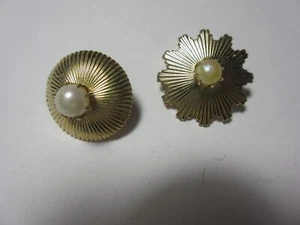 Vintage 2 kleine goldfarbene Coro Pins mit Kunstperle in der Mitte - Bild 1 von 5