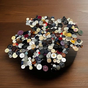 Verschiedene Vintage Knöpfe 1/2 Pfund Box alle Formen & Größen aus einem alten Kleiderladen Posten 3 - Bild 1 von 24