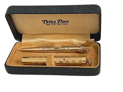 JUEGO DE PLUMA ESTILOGRÁFICA Y LÁPIZ SAL PETER PAN ORO 18 K NUEVO EN CAJA COLGANTE CAJA 1929 Foto 1 de 4