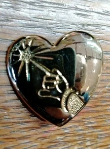 Disney Arm & Wand Heart Lapel Pin The Variety Club Mickey Sorcerer 2001 Goldtone - Picture 1 of 3