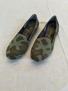 Zapatos planos Rothy's 'The Mocasín' en verde oliva camuflaje para mujer talla 8 punta redonda - Imagen 1 de 4