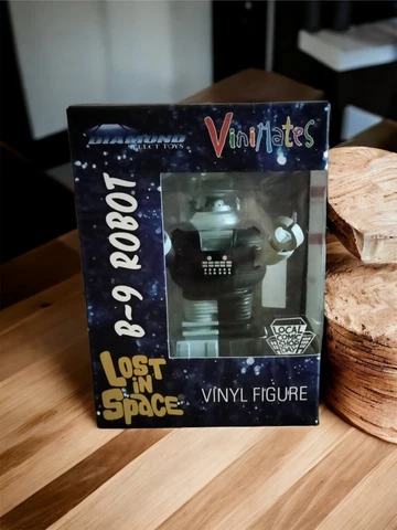Diamond Select Toys Lost In Space Electronic Lights & Sounds B9 Robot Figure Cover