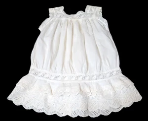 ANTIQUE BABIES' WHITE PINAFORE DRESS WITH BRODERIE ANGLAIS AND RIBBONS - Bild 1 von 5