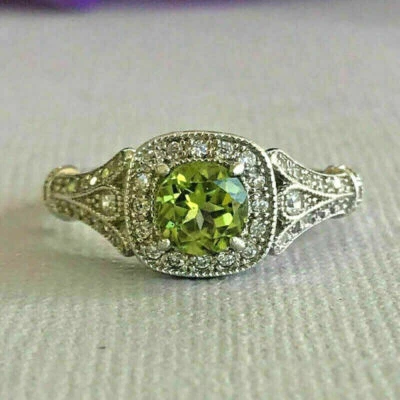 Anillo de compromiso para mujer con halo de peridoto verde corte redondo de 2 quilates acabado en oro blanco de 14 quilates Foto 1 de 4
