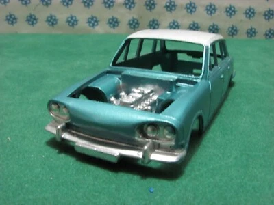   Vintage - Dinky Toys 135 - TRIUMPH  2000  Carrozzeria con motore originale  - Immagine 1 di 4