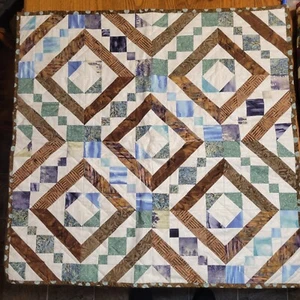 Handarbeit, gesteppt, Tischauflage, blau/weiß/braun. 32 Zoll quadratisch. - Bild 1 von 2