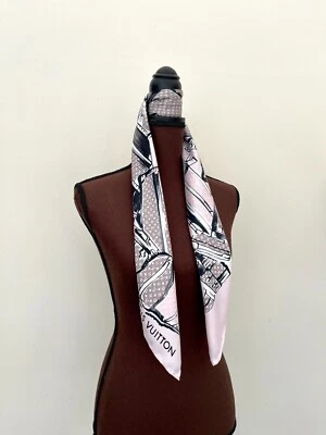 Louis Vuitton Monograma Logo Baúles Rosa Marrón Seda Bufanda Envoltura Foto 1 de 4