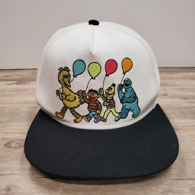 Gorra de Calle Sésamo con espalda a presión blanca negra bordada personajes globos para hombre Foto 1 de 4