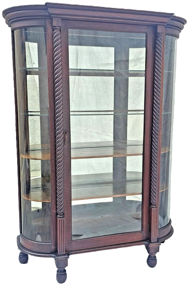 Дубовый изогнутый стеклянный фарфоровый шкаф испанского возрождения с ячменными витыми колоннами 1910 - Изображение 1 из 4