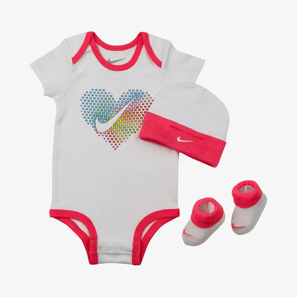 Nike Pop Heart Three Piece Baby Set Geschenkpaket 3-Teiler Body Mütze Booties We