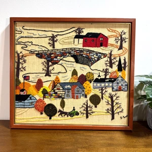 Vintage fertig gerahmt Crewel Volkskunst Kreativdorf 19x17 1974 Handarbeit - Bild 1 von 6