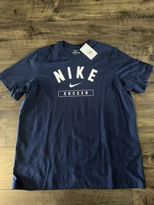 MAGLIETTA NIKE SOCCER GRAPHIC CORE SWOOSH M11332D BLU NAVY/BIANCO XL NUOVA CON ETICHETTE - Foto 1 di 4