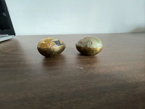 Par de huevos de latón pequeños pintados a mano pesados - Imagen 1 de 10
