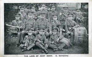 WW1? PRINTED POSTCARD OF "THE LADS OF KENT BAND. C. COMPANY" - Imagen 1 de 2