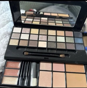AVON PRETTY IN NEUTRALS MAKEUP PALETTE - Picture 1 of 10