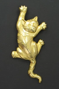 Climbing Kitty Cat Pin Brooch 1988 JJ Jonette Jewelry Gold Tone Matte - Picture 1 of 7